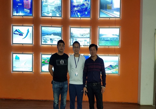 广州维也纳酒店玻璃篷房搭建与客户合影